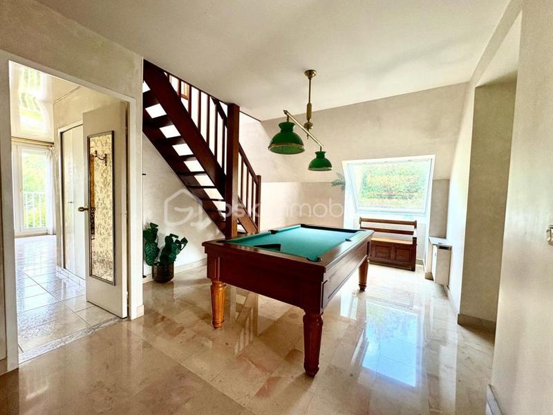 Maison - 222 m² - 10 pièces