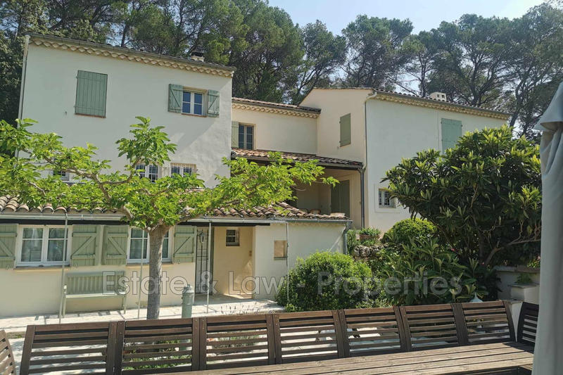 Maison - 220 m² - 7 pièces