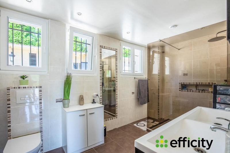 Maison - 246 m² - 11 pièces