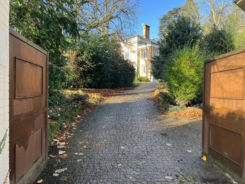 Maison - 445 m² - 10 pièces