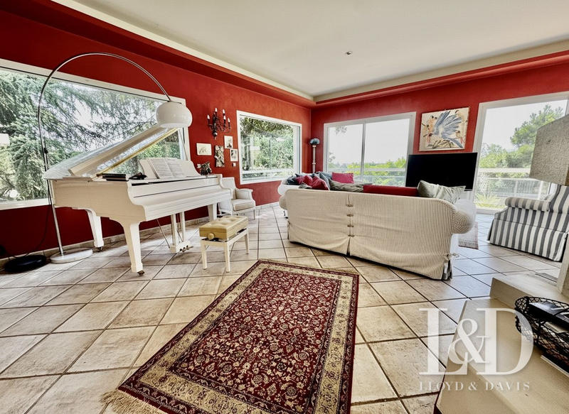 Maison - 313 m² - 9 pièces