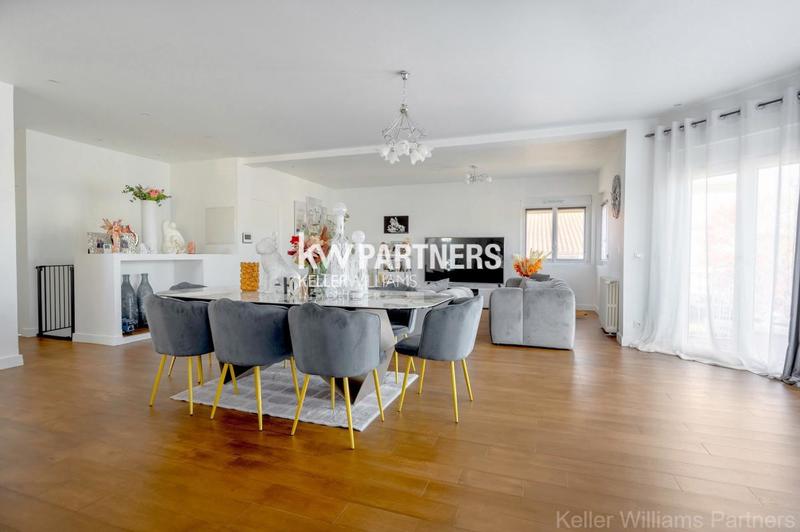 Maison - 213 m² - 8 pièces