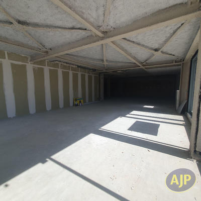 Local commercial - 166 m² - 1 pièce