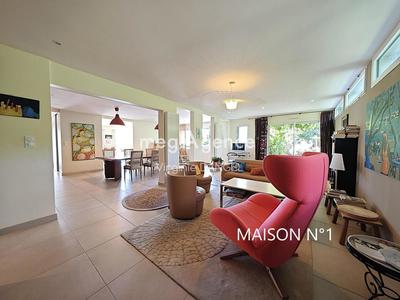 Maison - 360 m² - 15 pièces
