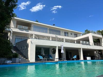 Maison - 335 m² - 8 pièces