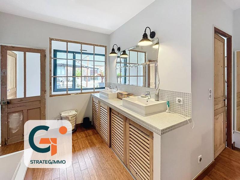 Maison - 240 m² - 7 pièces