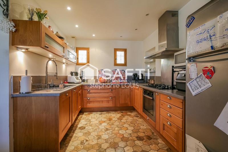 Maison - 232 m² - 8 pièces