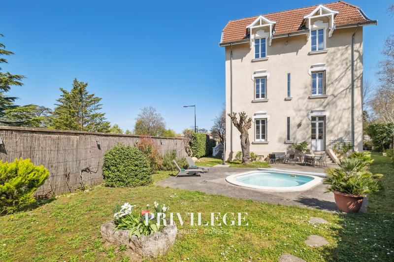 Maison - 250 m² - 8 pièces
