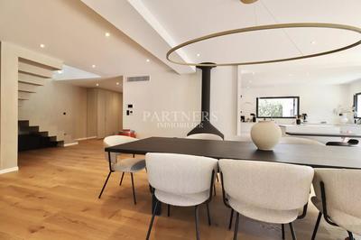 Maison - 240 m² - 6 pièces