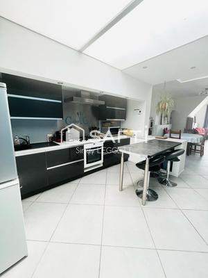 Maison - 201 m² - 7 pièces