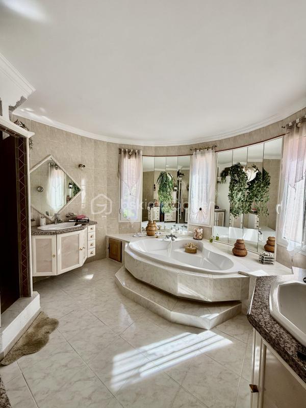 Maison - 240 m² - 6 pièces