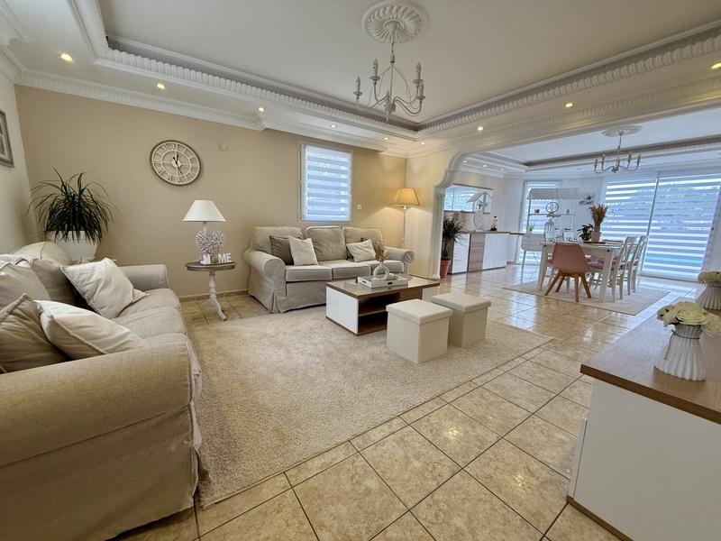 Maison - 180 m² - 9 pièces