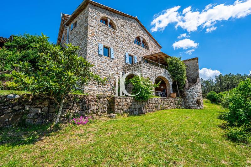 Maison - 300 m² - 12 pièces