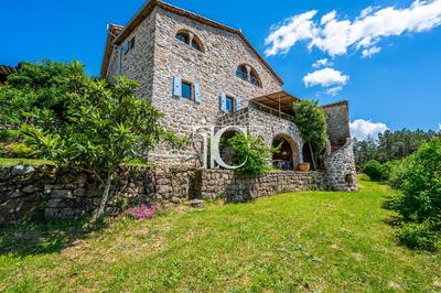 Maison - 300 m² - 12 pièces