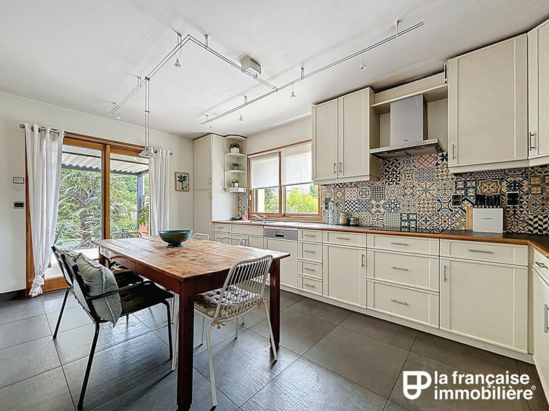 Maison - 230 m² - 8 pièces