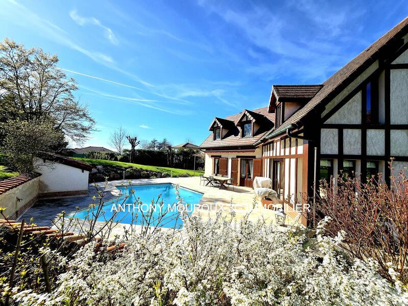 Maison - 248 m² - 7 pièces