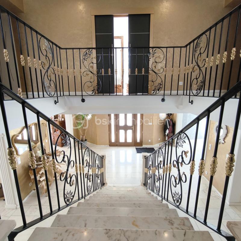 Maison - 213 m² - 7 pièces