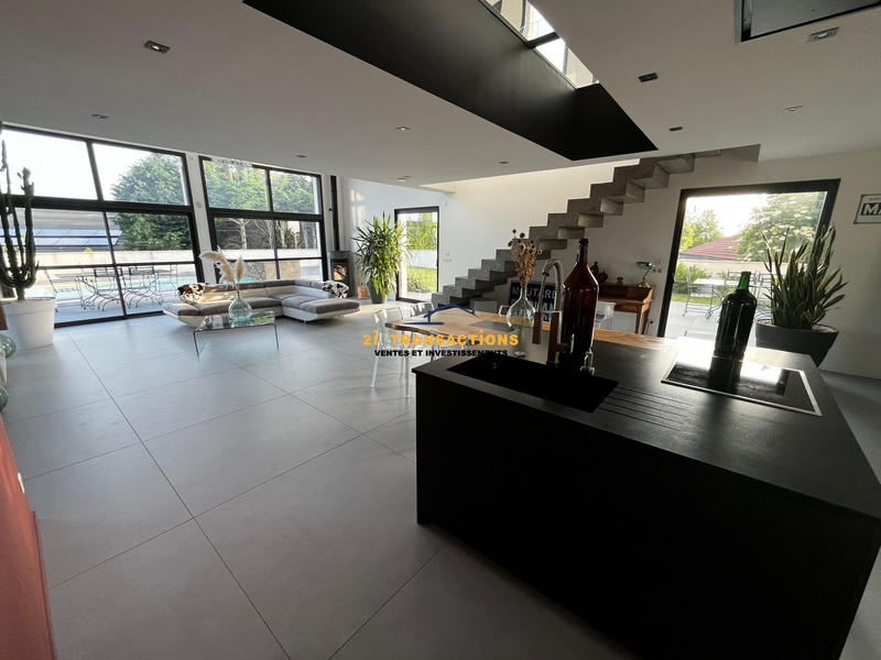 Maison - 240 m² - 6 pièces