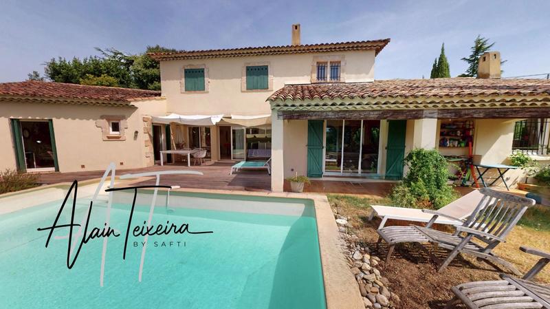 Maison - 220 m² - 8 pièces