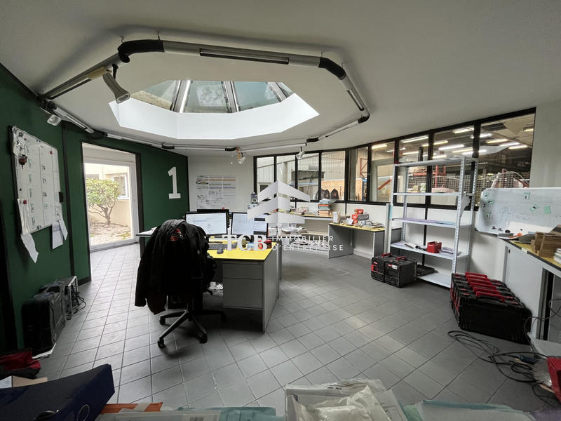 Local d'activités - 1 900 m²