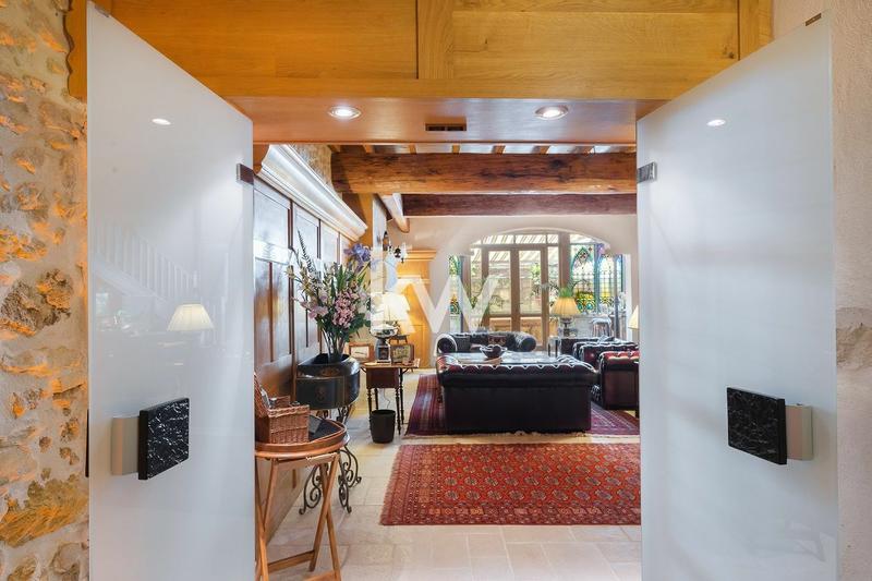 Maison - 360 m² - 8 pièces