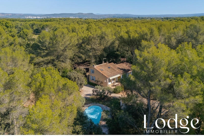 Maison - 300 m² - 15 pièces