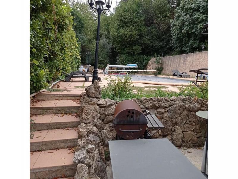 Propriété - 230 m² - 6 pièces