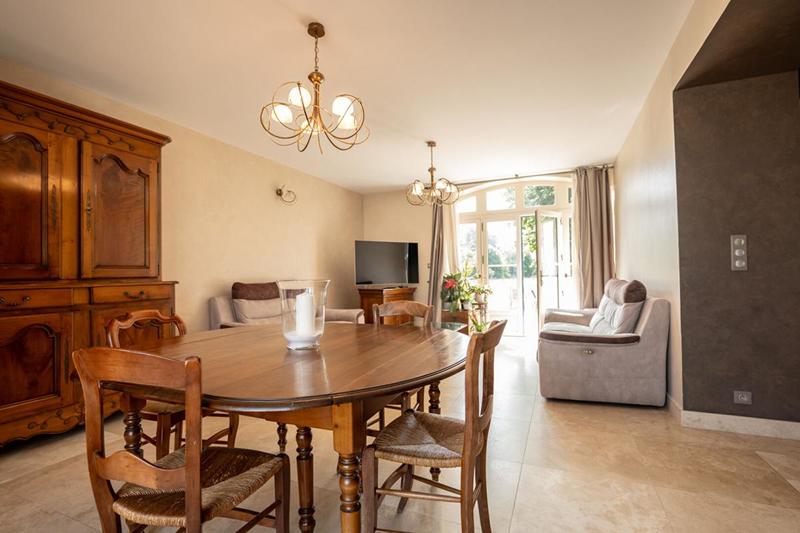 Maison - 240 m² - 8 pièces