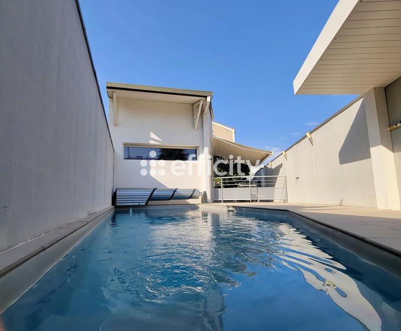 Maison - 210 m² - 5 pièces