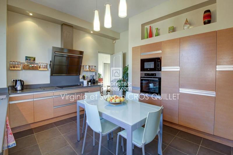 Maison - 215 m² - 8 pièces