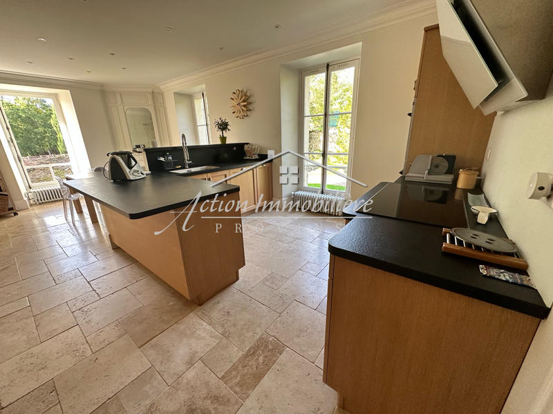 Propriété - 270 m² - 11 pièces