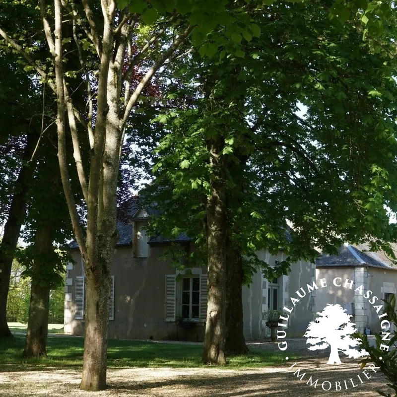 Maison traditionnelle - 1 000 m² - 25 pièces