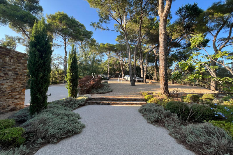 Propriété - 470 m² - 9 pièces