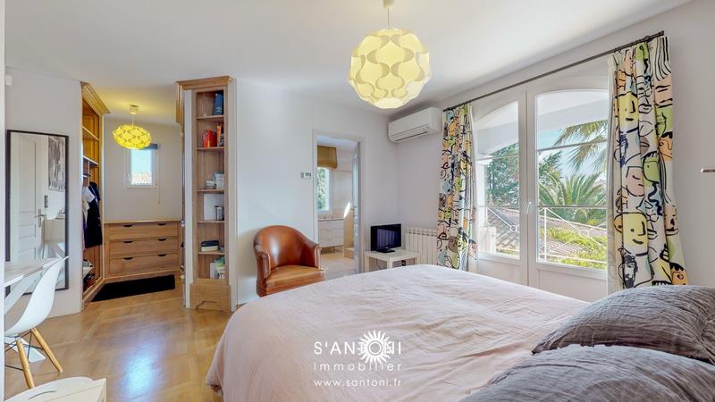 Maison - 220 m² - 5 pièces