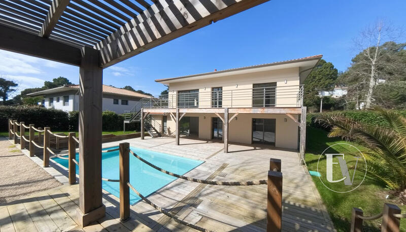 Villa - 273 m² - 8 pièces