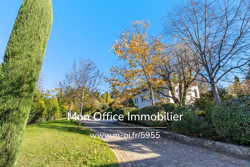 Maison - 260 m² - 6 pièces