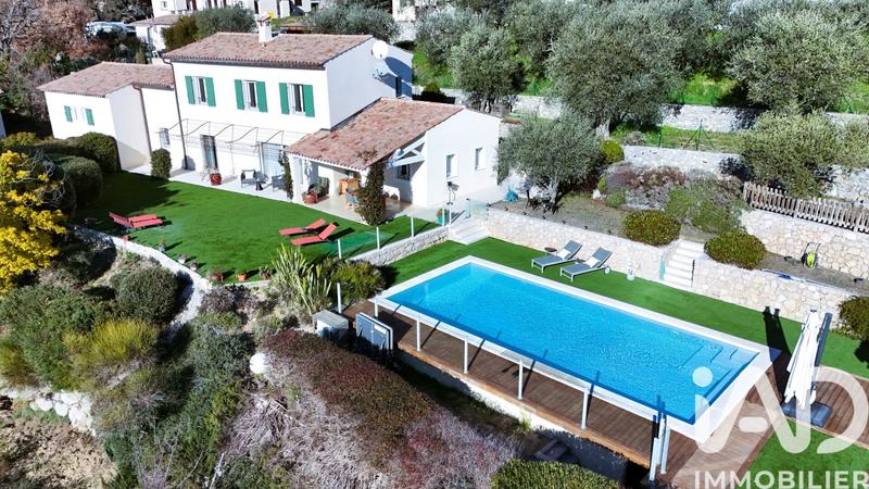 Maison - 240 m² - 5 pièces