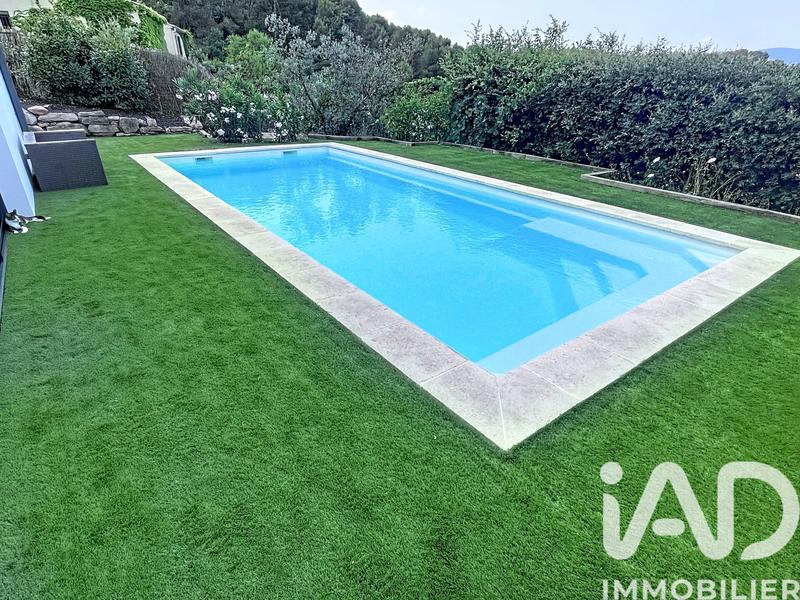 Maison - 207 m² - 8 pièces