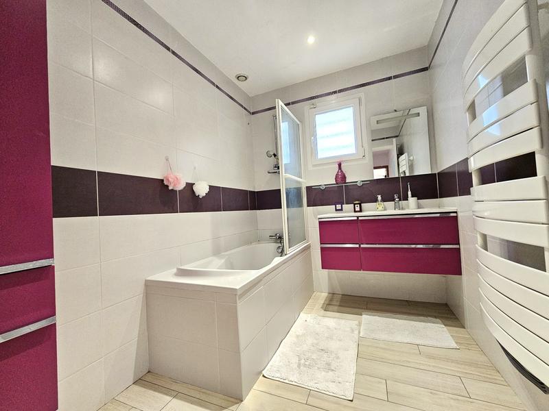 Maison - 220 m² - 9 pièces