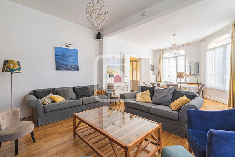 Maison - 217 m² - 8 pièces