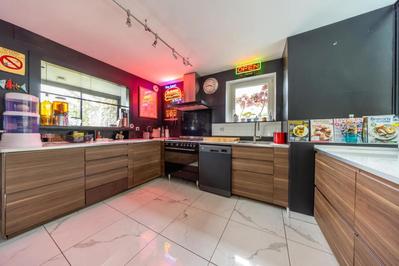 Maison - 203 m² - 8 pièces