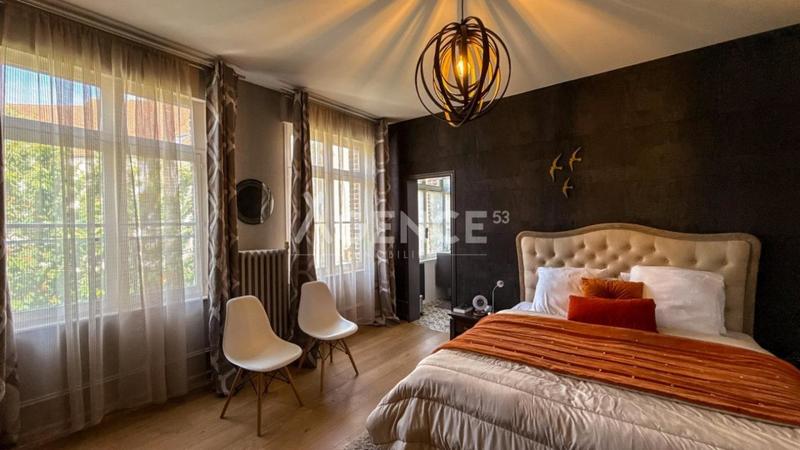 Maison bourgeoise - 250 m² - 9 pièces