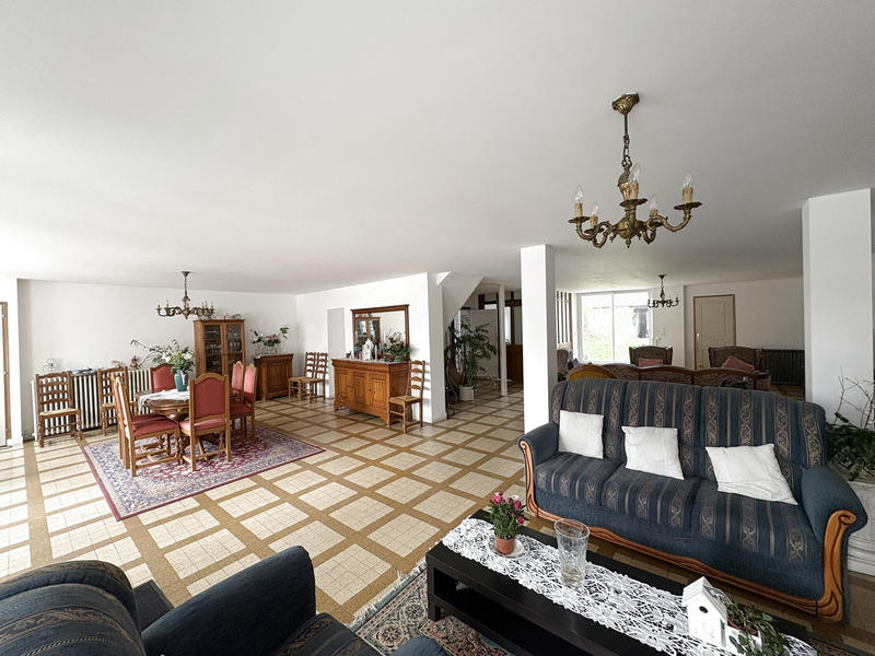 Maison - 252 m² - 10 pièces