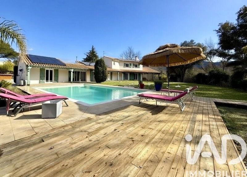 Maison - 237 m² - 6 pièces