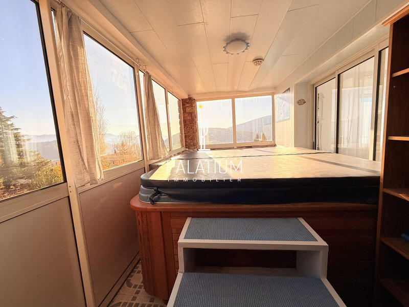 Maison - 230 m² - 7 pièces