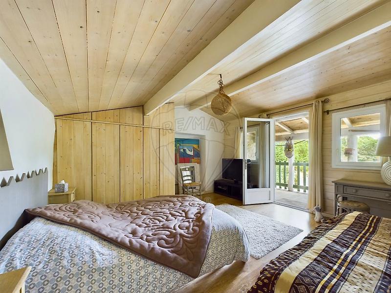 Maison - 180 m² - 12 pièces