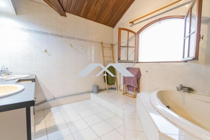 Maison - 208 m² - 6 pièces