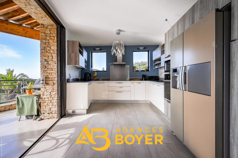 Maison - 300 m² - 8 pièces