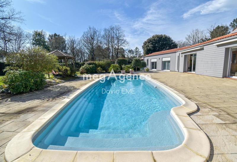 Maison traditionnelle - 192 m² - 9 pièces