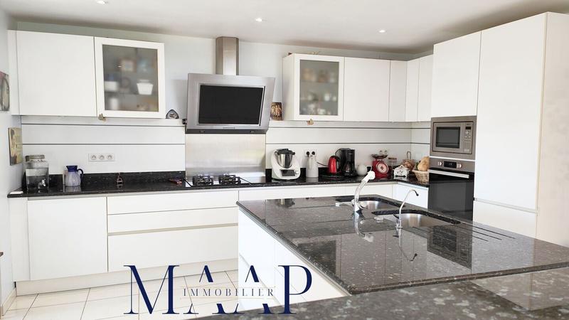 Maison - 303 m² - 11 pièces